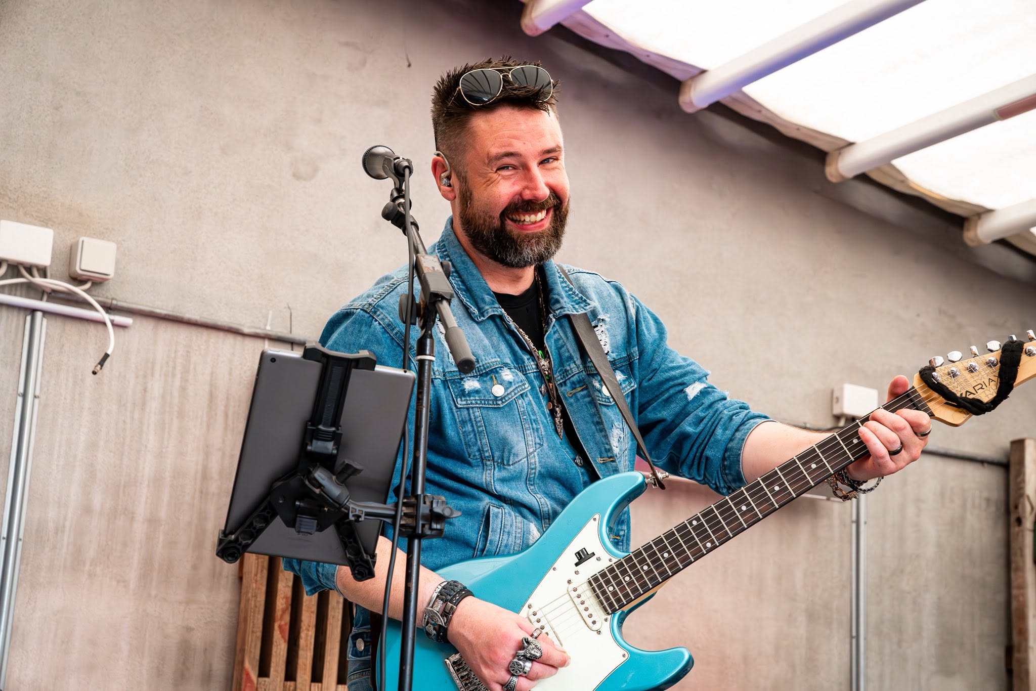 Guitarist fra Alley Cats smiler til publikum