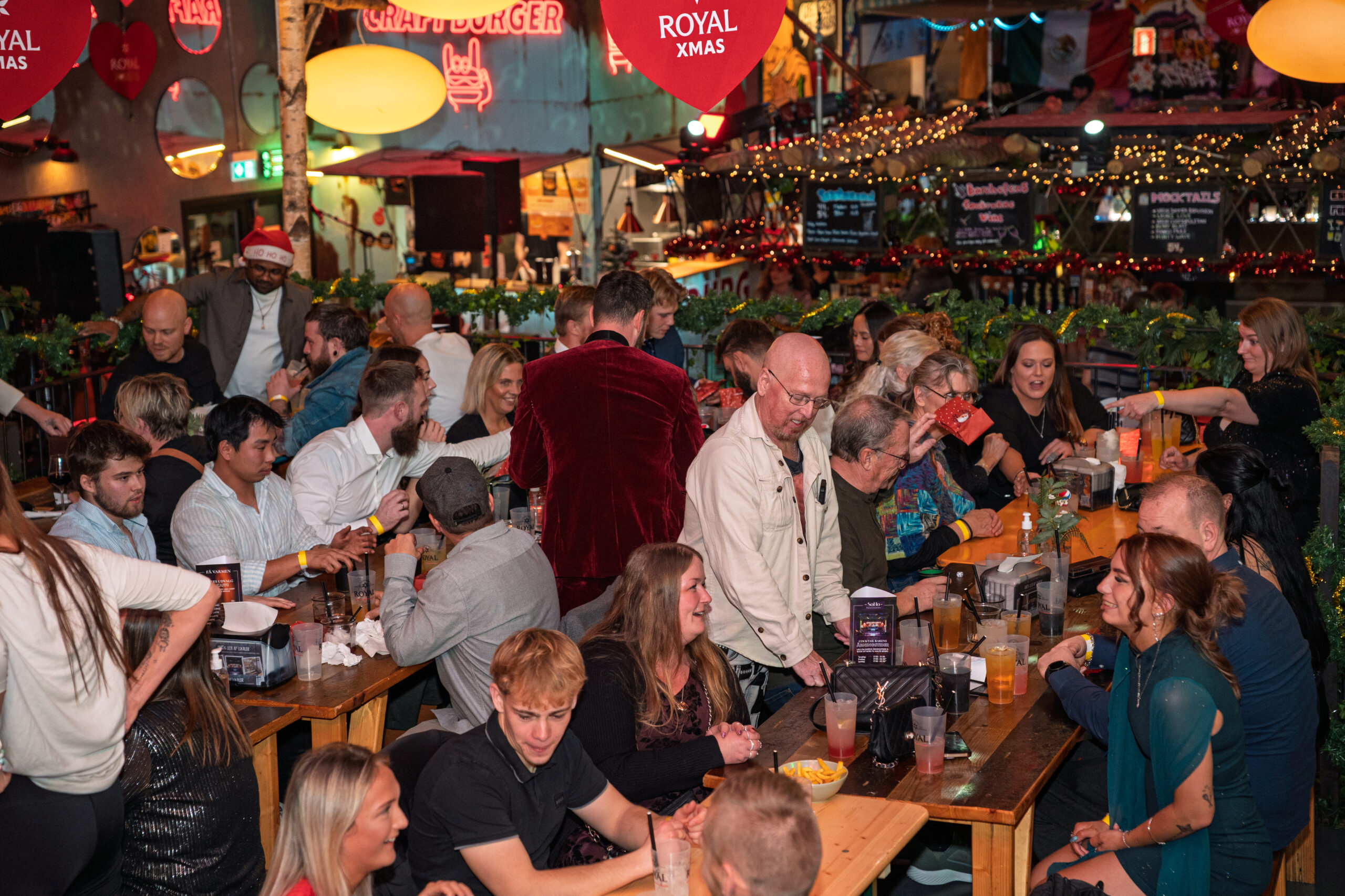 Fyldt gårdhave hos Esbjerg Street Food med gæster til julefrokost