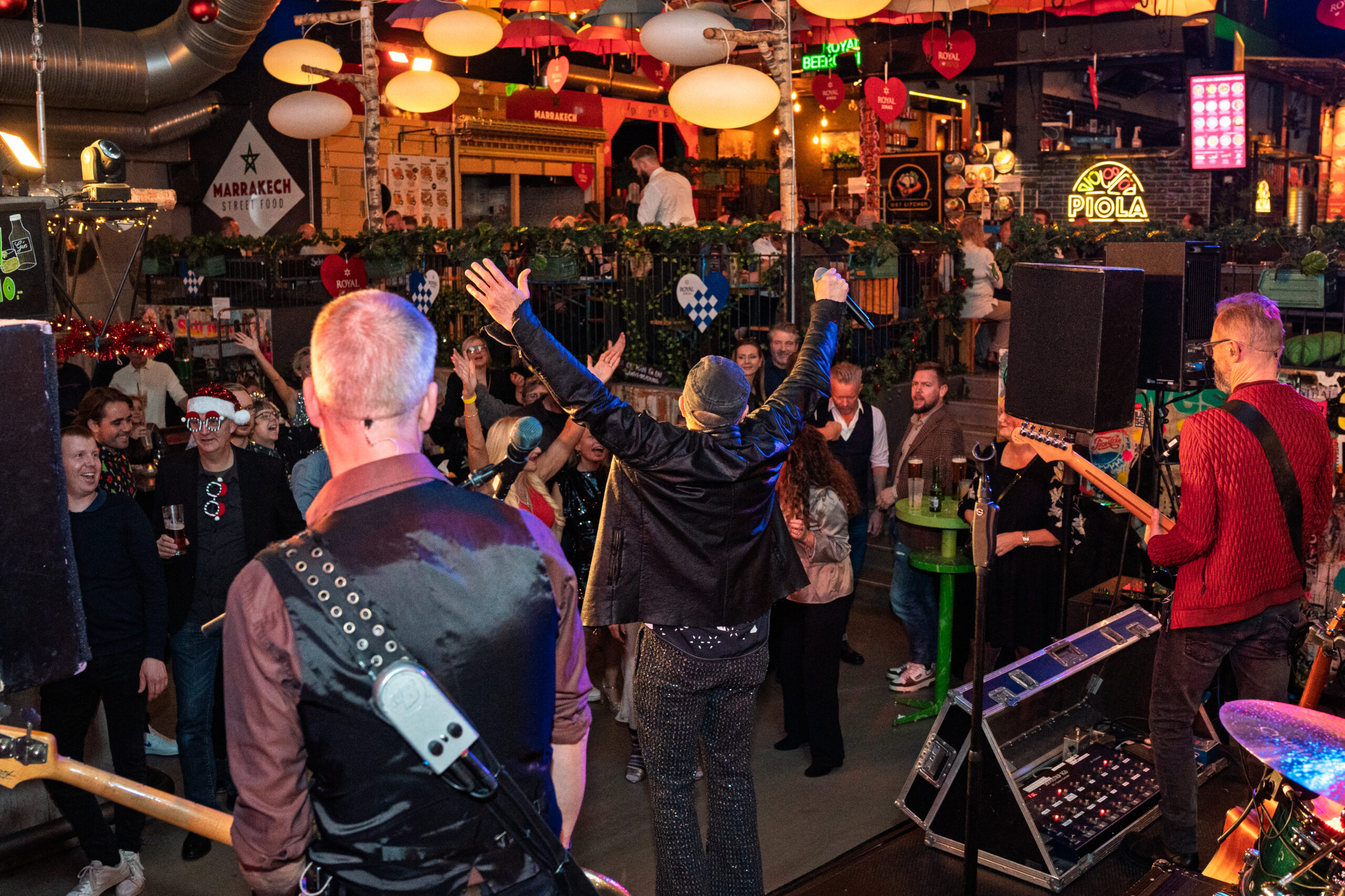 Live band spiller for et dansende publikum